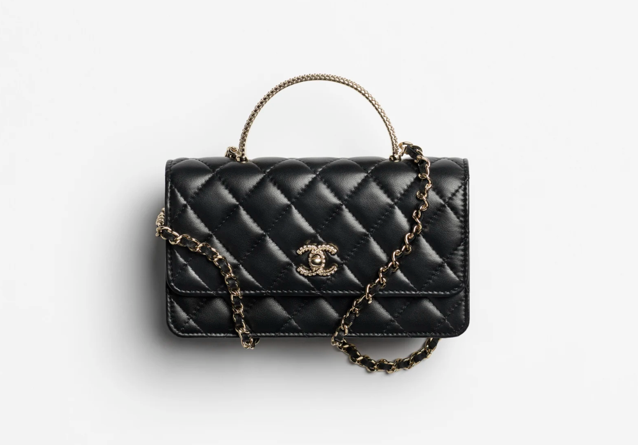 CHANEL chain bag
